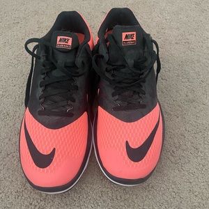 peach and black nike tennis shoes